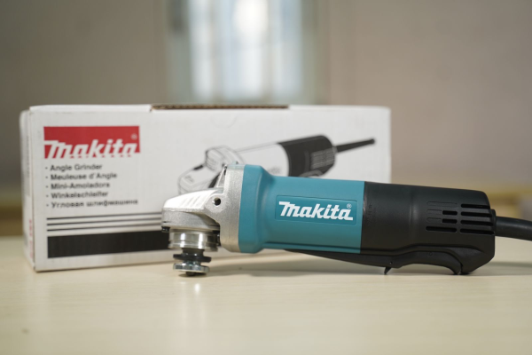 Makita 9556HP Máy mài góc(100mm/840w/công tắc bóp)