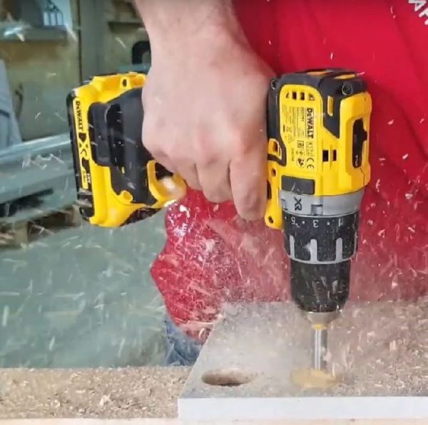 Dewalt DCD791M2-B1 Máy khoan vặn vít dùng pin  kèm 2 pin 4.0 Ah và sạc