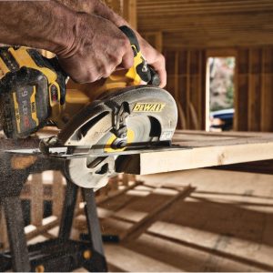 Dewalt DCS575TN Máy cưa cầm tay Dewalt 54V