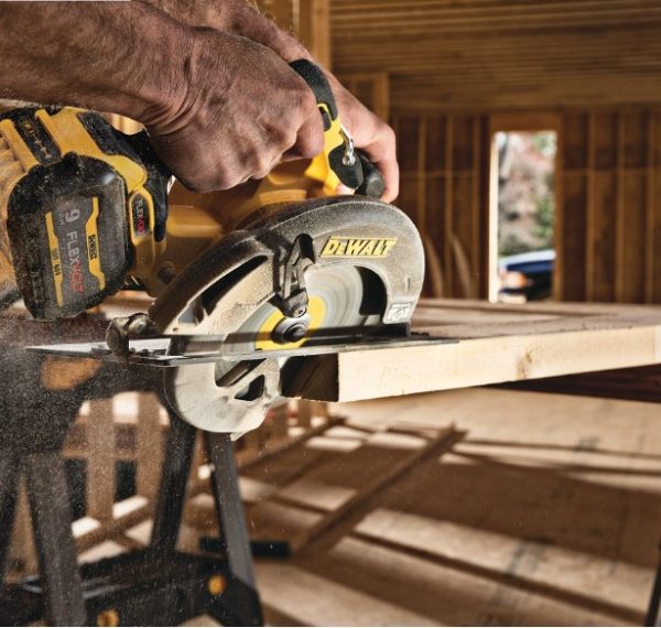 Dewalt DCS575TN Máy cưa cầm tay  54V