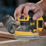 Dewalt DCW210D2 Máy chà nhám cầm tay 20V-125mm