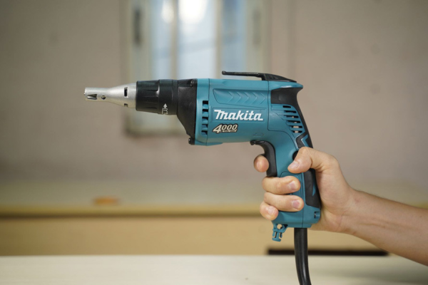 GA7060 Máy mài góc Makita (180mm/2200w/công tắc bóp)