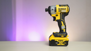 Dewalt DCF887M2 Máy Vặn Vít Cầm Tay 18V  (Kèm 02 Pin 4.0 + Sạc)