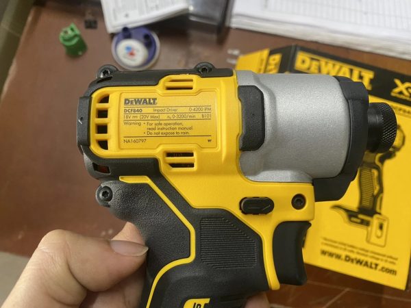 DeWalt DCF840M2 Máy vặn vít dùng pin 20V  (KÈM 02 PIN 4.0 + SẠC)